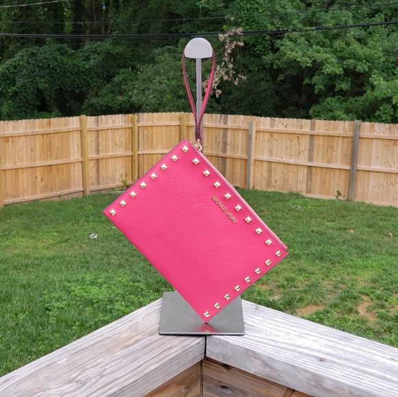 Michael Kors Handbags - ⚠️SALE⚠Michael Kors Jet Set XL Zip Clutch Wristlet